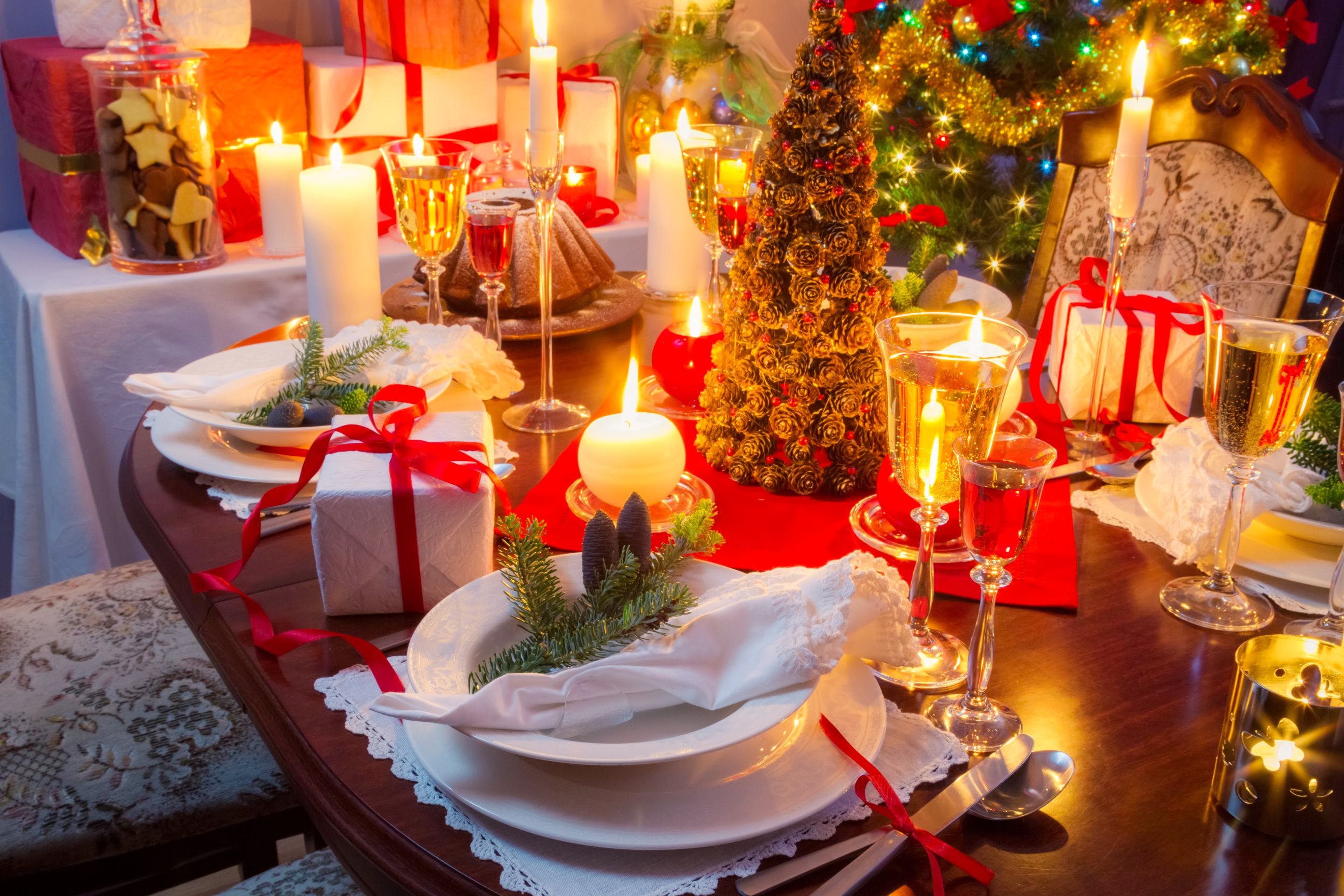 Decoration,Christmas,Christmas eve,Tradition,Lighting,Meal,Interior design,Table,Function hall,Event