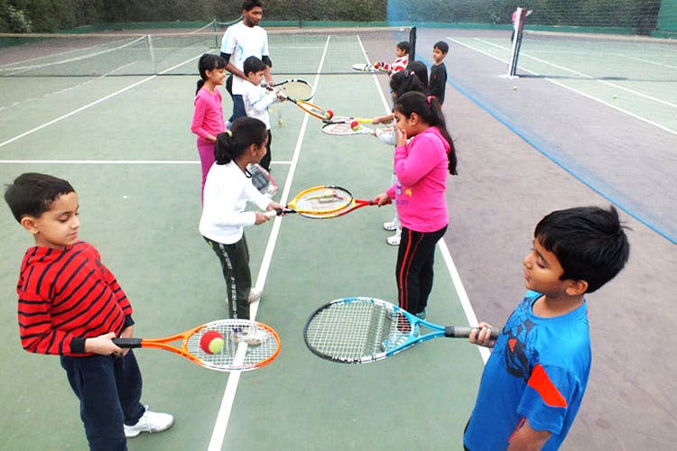 Tennis racket,Sports,Racket,Tennis court,Sport venue,Racquet sport,Tennis Equipment,Tennis,Play,Soft tennis