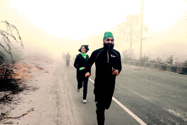 Atmospheric phenomenon,Winter,Freezing,Recreation,Mist,Running,Endurance sports,Jogging,Road,Triathlon