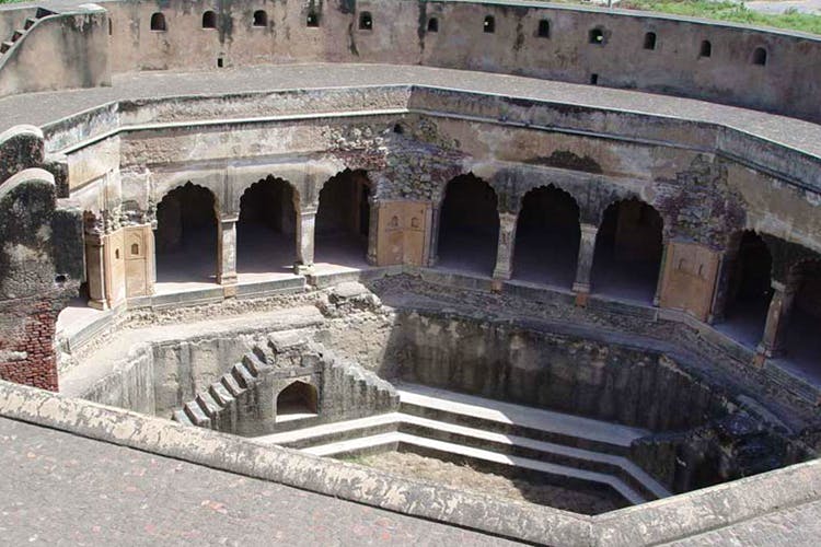 Amphitheatre,Ancient roman architecture,Holy places,Architecture,Historic site,Arch,Ancient rome,Building,Ancient history,Caravanserai