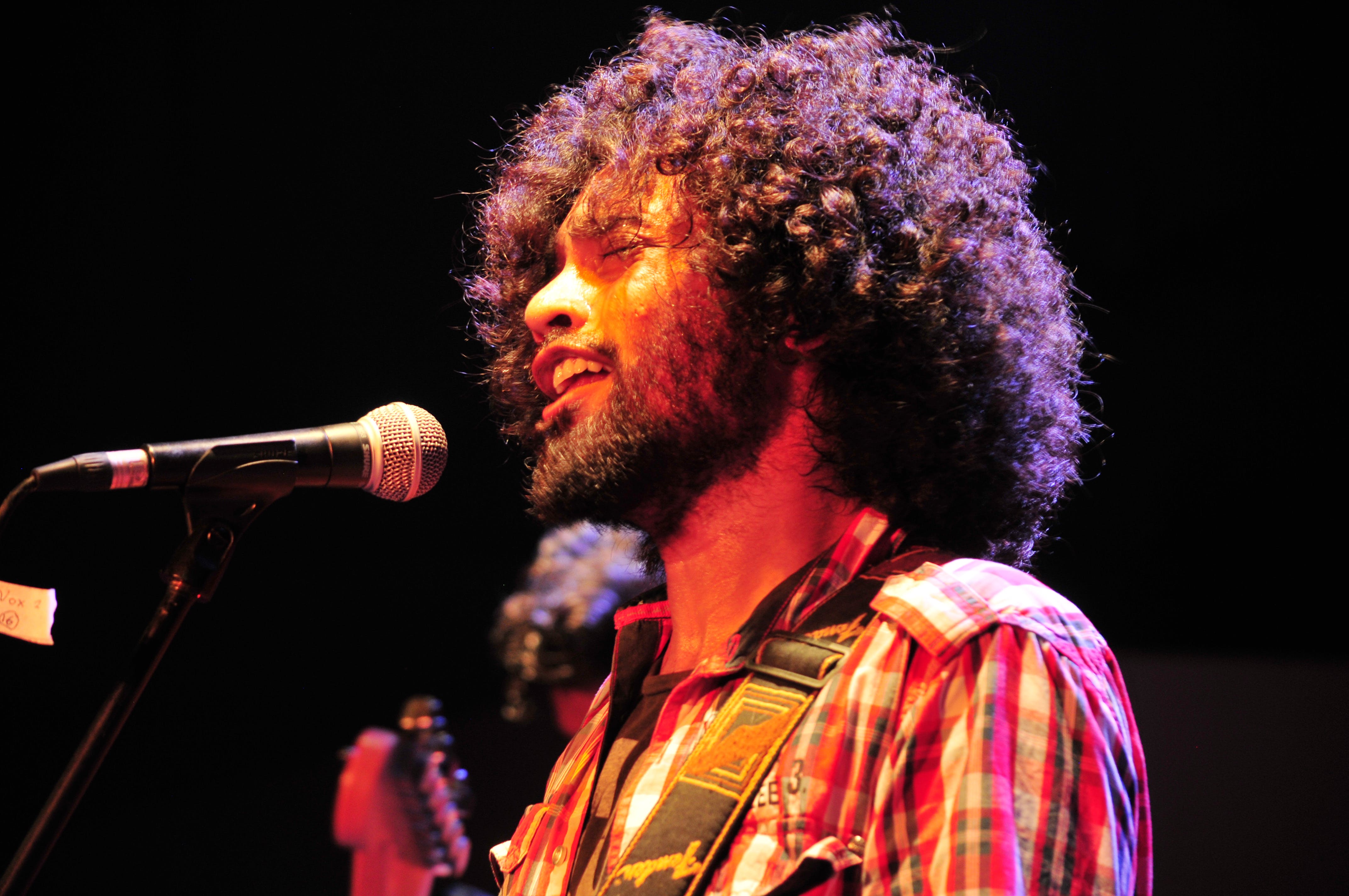 Performance,Entertainment,Music,Microphone,Music artist,Performing arts,Singing,Singer,Musician,Song