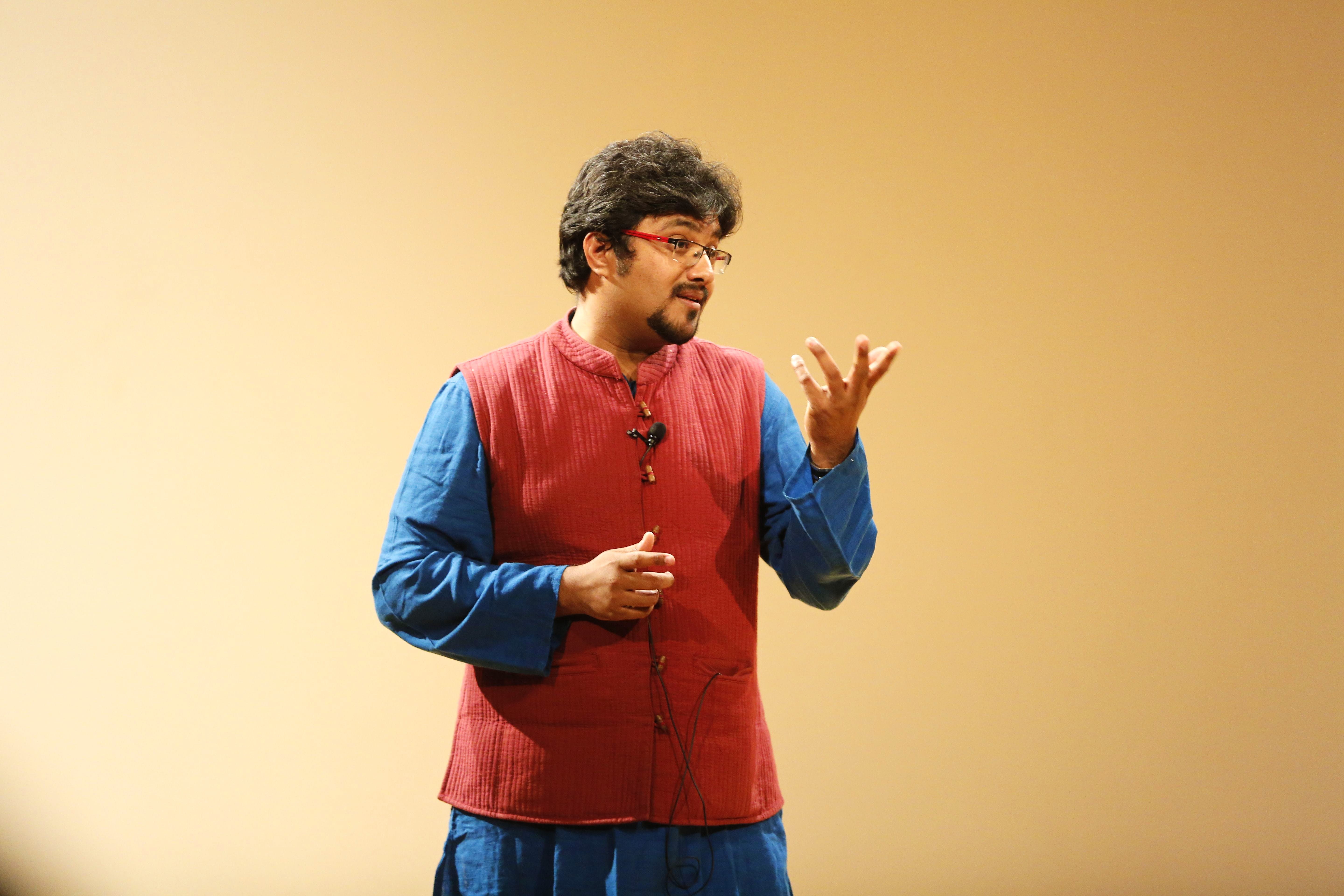 Gesture,Orator,Arm,Sign language,Finger,Public speaking